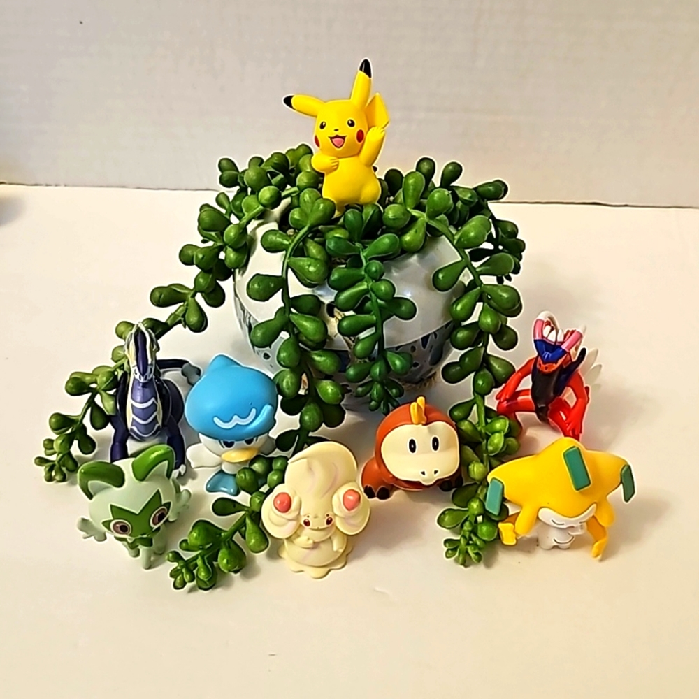 Lot of‎ 8 Pokémon Mini Figures